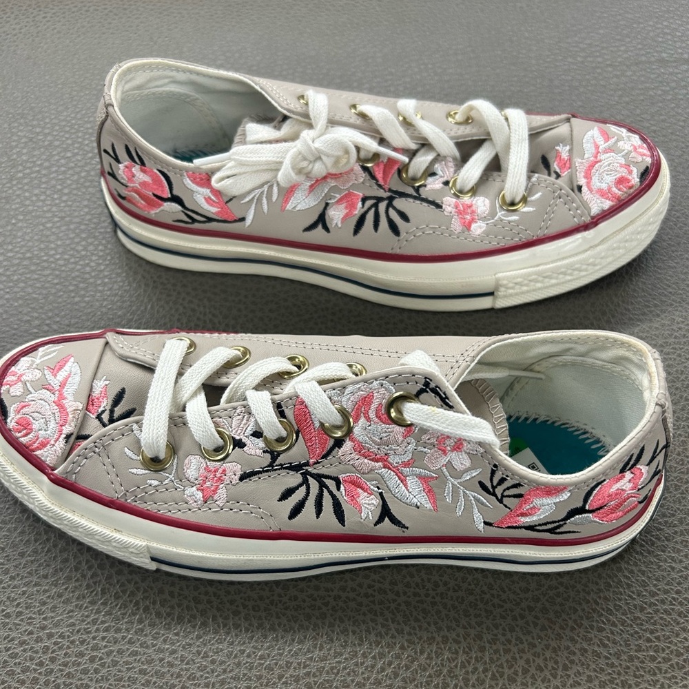 Converse All-Stars Chuck Taylor embroidered pink roses, size 5 need cleaning
